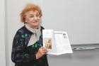 Vedoucí Finské sekce Severské společnosti PhDr. Hana Kučerová prezentuje časopis Finsko-česko-slovenské společnosti vydávaný v Helsinkách.