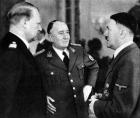 zleva Vidkun Quisling, Albert Hagelin a Adolf Hitler v únoru 1942